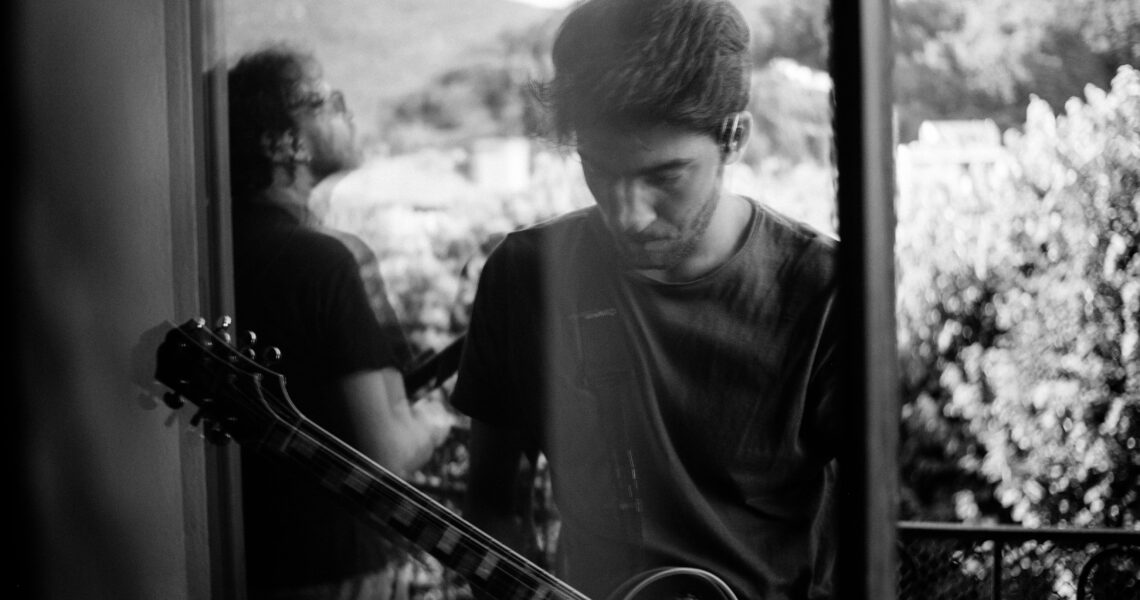Dentro “Restless Analogue” dei Grimace of the White Fly