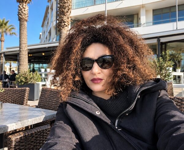La notte come spazio di libertà: il mondo di Mona Stelli nel singolo “Trans Woman”