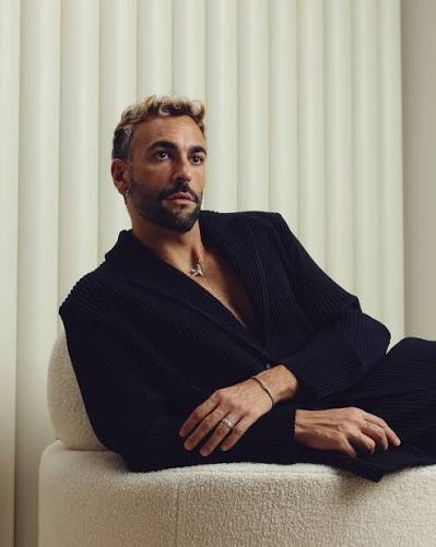 Marco Mengoni apre “Allo Sbagliato”: a Milano nasce il club intimo e offline